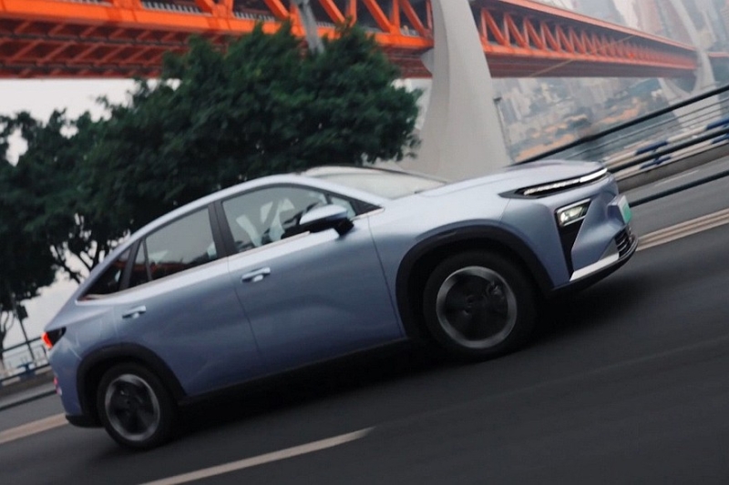 Geely готовится запустить в продажу купеобразный кроссовер Atlas REV