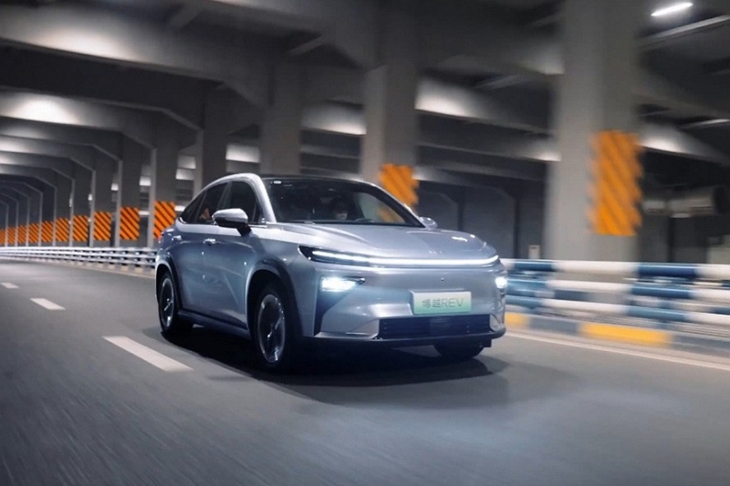 Geely готовится запустить в продажу купеобразный кроссовер Atlas REV