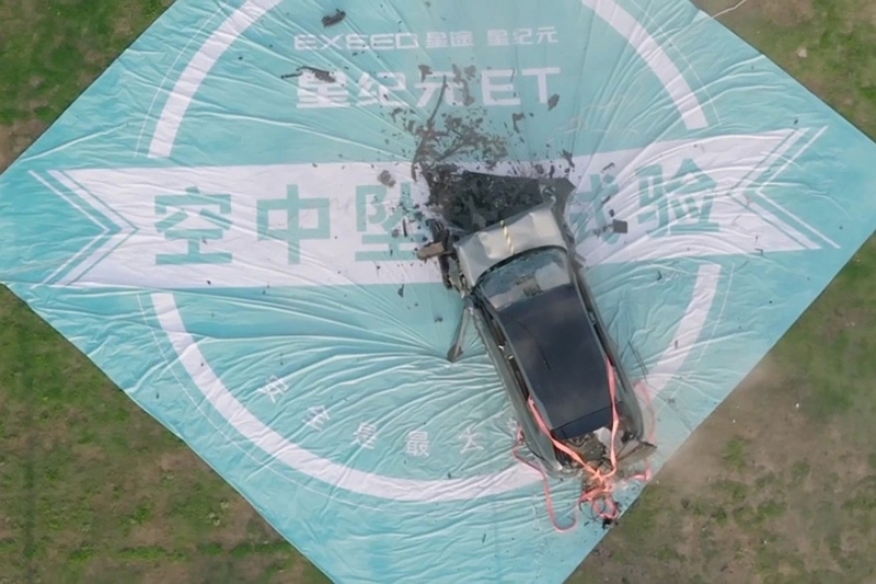 Назло скептикам: Exeed Exlantix ET упал с высоты 12-го этажа и выжил