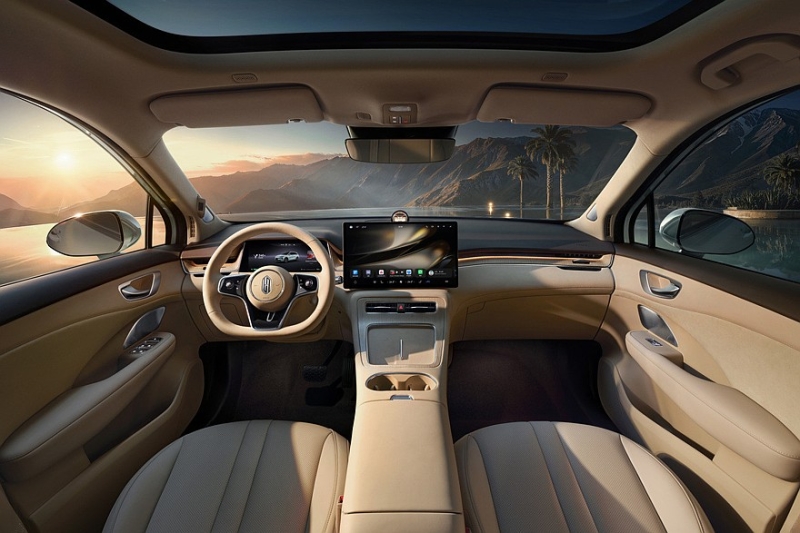 Седан Shangjie Z7 от SAIC и Huawei показали живьём