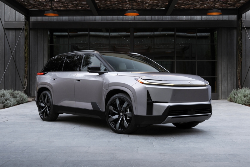 Toyota Highlander нового поколения подрос в габаритах и получил только электрическую технику