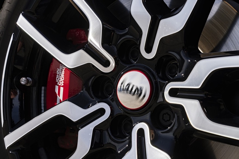 Трёхдверный хэтчбек Mini Cooper обзавёлся спецверсией 1965 Victory Edition