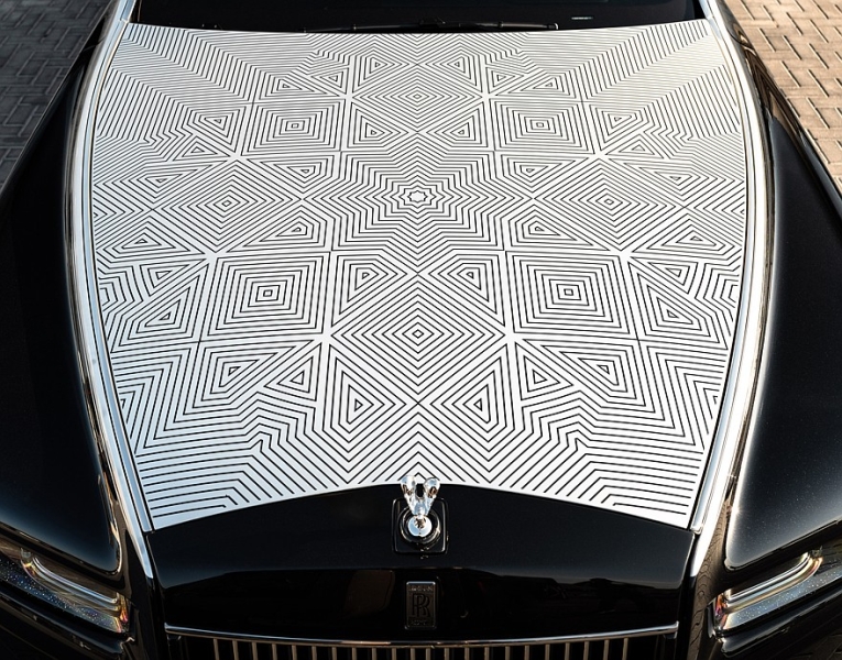 У Rolls-Royce Phantom появилась эксклюзивная версия с лазерной гравировкой на капоте