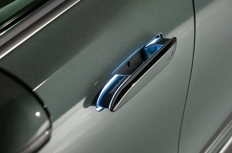 Вот вам и заподлицо: Китай запрещает скрытые дверные ручки на автомобилях