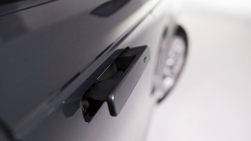 Вот вам и заподлицо: Китай запрещает скрытые дверные ручки на автомобилях