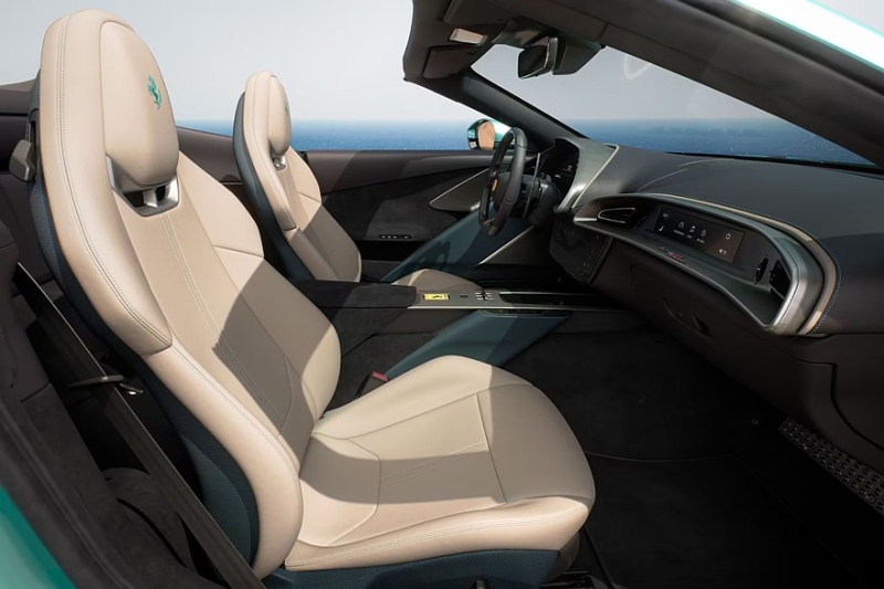 Ferrari Amalfi Spider сменил открытую версию Roma и получил форсированный мотор