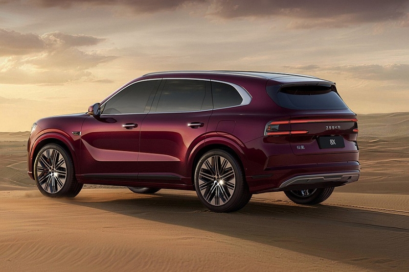 Кроссовер Zeekr 8X показал свой интерьер перед скорым стартом продаж