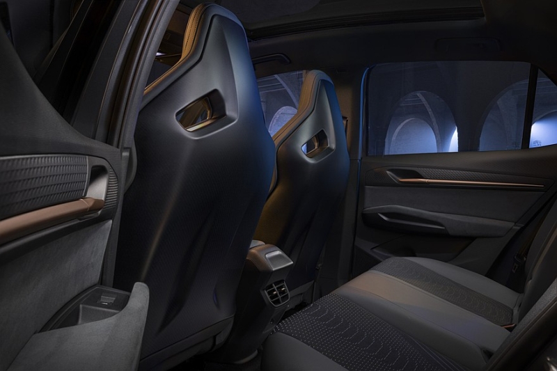 Обновлён хэтчбек Cupra Born: фирменный &laquo;нос&raquo;, физические кнопки на руле, больше запас хода