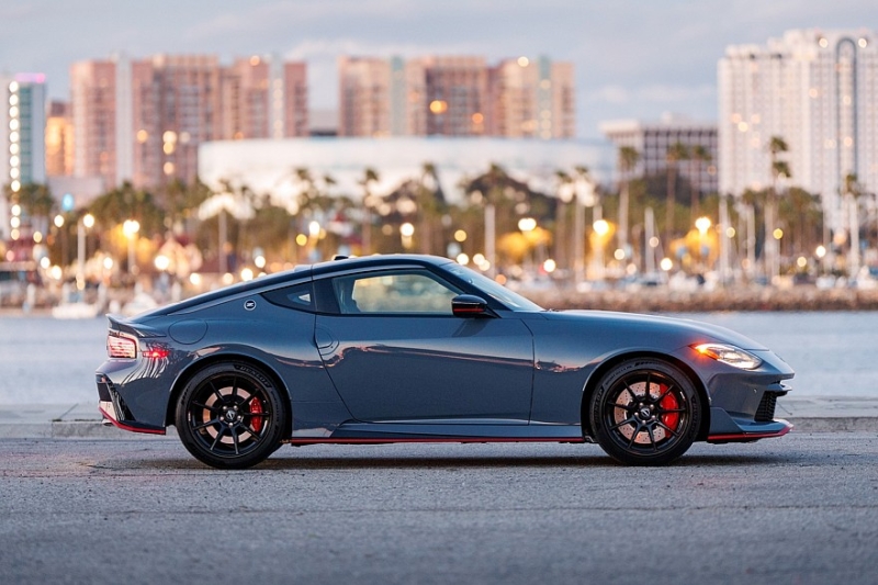 Обновлённый Nissan Z: ретро-передок в «базе», версия Nismo с МКП и тормозами от GT-R