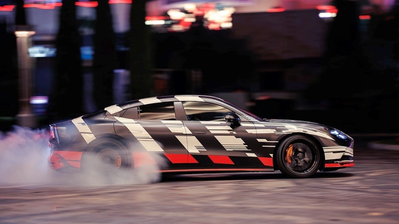 Раскрыт салон нового Mercedes-AMG GT 4-door Coupe: засилье экранов и гламурный потолок