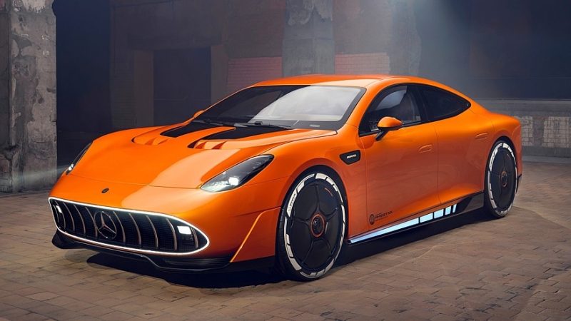 Раскрыт салон нового Mercedes-AMG GT 4-door Coupe: засилье экранов и гламурный потолок