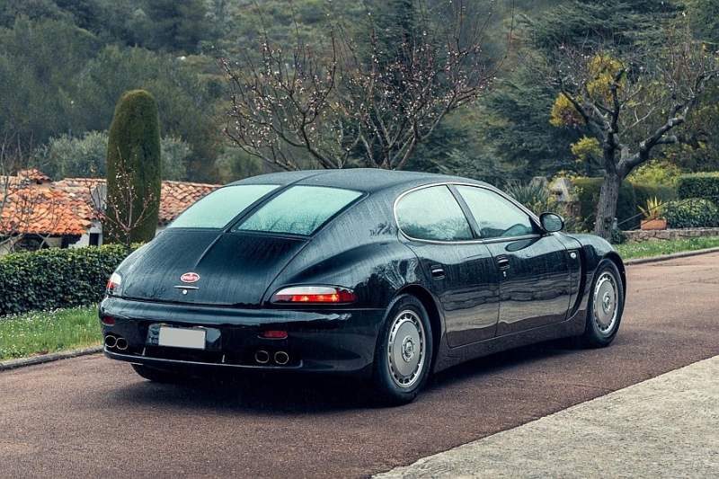 Автолегенда 1990-х: один из трёх выпущенных седанов Bugatti EB112 продадут на аукционе