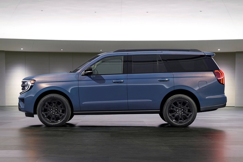 Ford Expedition отмечает 30-летие спецверсией в цвете спорткара Ford Mustang Dark Horse