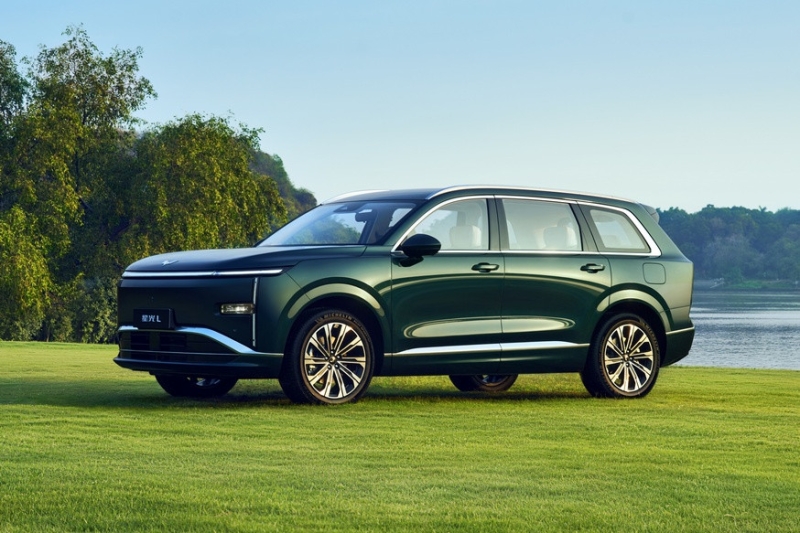 GM и SAIC готовят к премьере большой кроссовер Wuling Starlight L в новом стиле