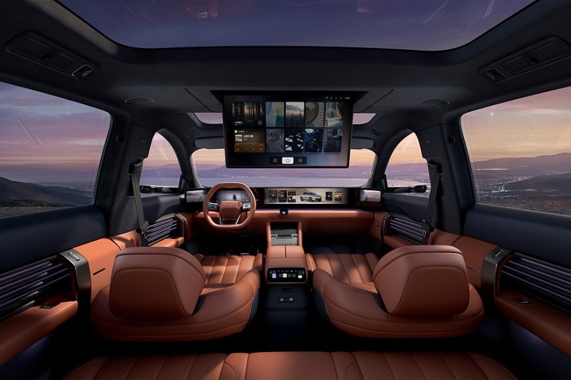 Кроссовер AUDI E7X показал свой роскошный интерьер