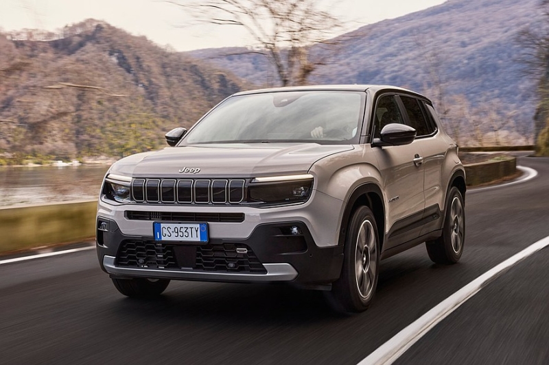 Кроссовер Jeep Avenger готовится к рестайлингу: первые официальные фото