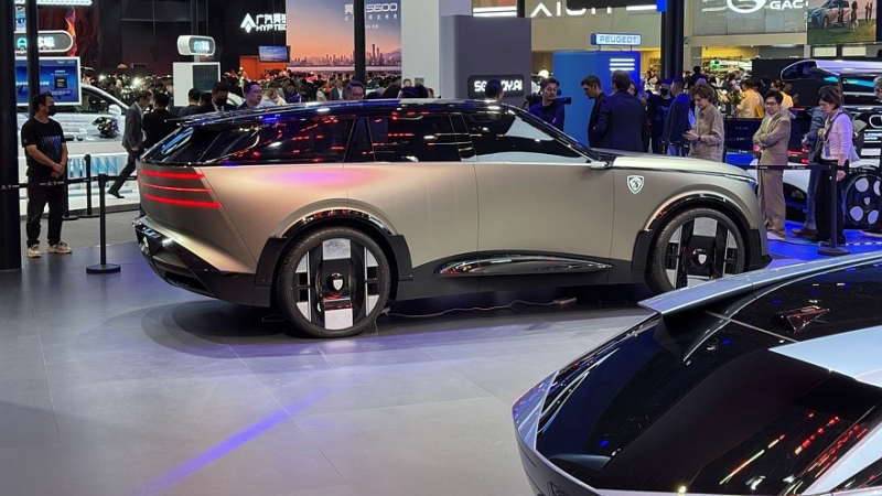 Марка Peugeot показала в Пекине потенциального преемника модели 508 и большой SUV