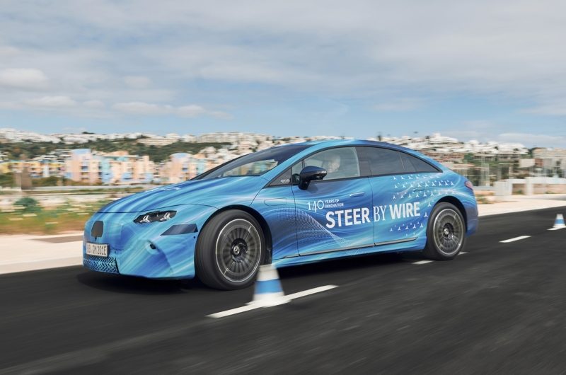 Mercedes обновит EQS: лифтбек получит пересмотренный салон со штурвалом вместо руля