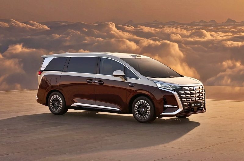 Обновлённый минивэн Denza D9 выходит на рынок: новая техника и до 10 экранов в салоне