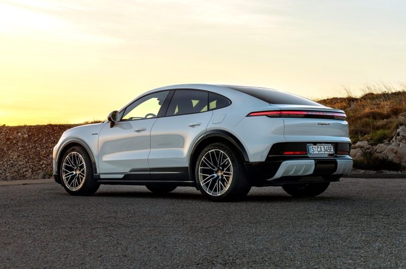 Porsche Cayenne Coupe Electric: улучшенная аэродинамика и смешной «облегчающий пакет»