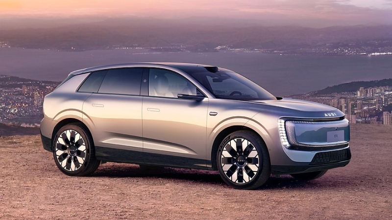 AUDI E7X выходит на рынок: без колец, но с богатым оснащением и достойной техникой