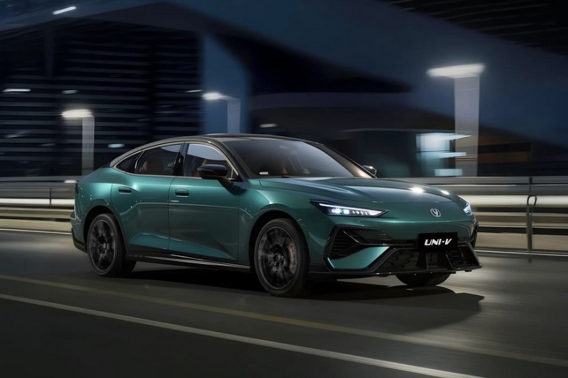 Changan Uni-V с новыми внешностью, салоном и техникой предложат в России в топовой версии