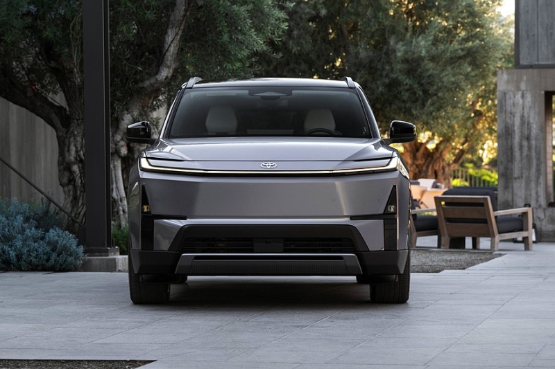 Lexus анонсировал большой кроссовер – премьера совсем скоро