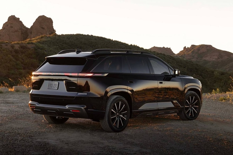 Lexus анонсировал большой кроссовер – премьера совсем скоро