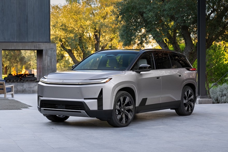 Lexus анонсировал большой кроссовер – премьера совсем скоро