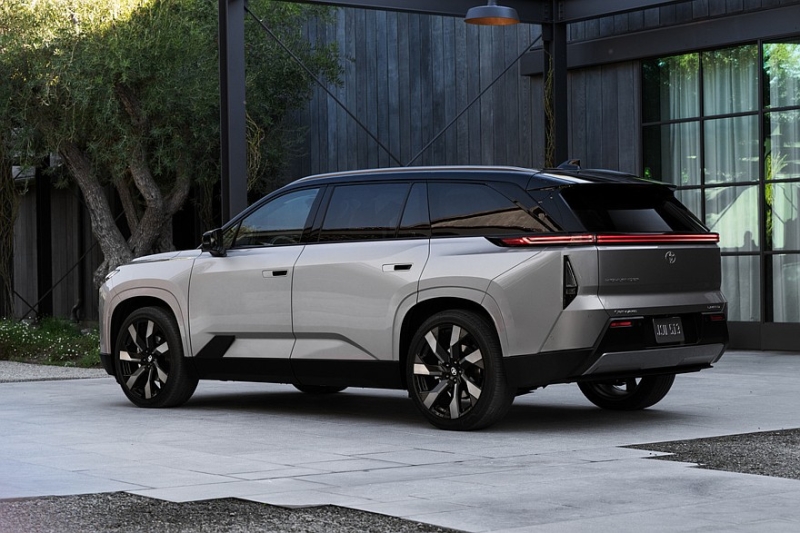 Lexus анонсировал большой кроссовер – премьера совсем скоро