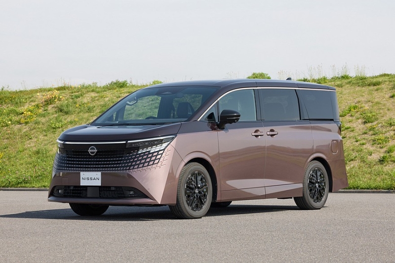 Минивэн Nissan Elgrand нового поколения показали живьём перед скорым запуском