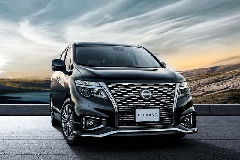 Минивэн Nissan Elgrand нового поколения показали живьём перед скорым запуском
