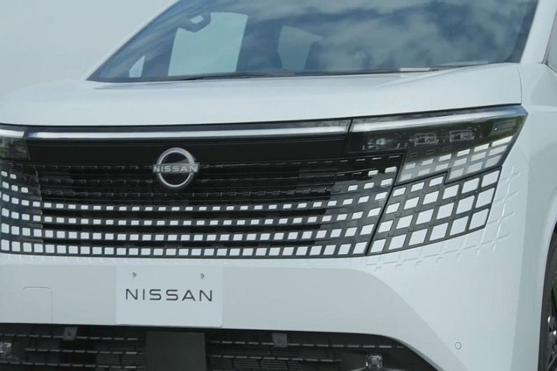 Минивэн Nissan Elgrand нового поколения показали живьём перед скорым запуском