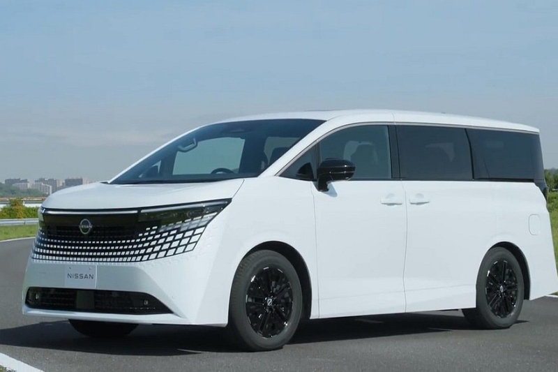 Минивэн Nissan Elgrand нового поколения показали живьём перед скорым запуском