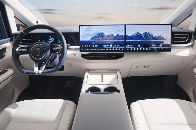 Обновлённый седан Hongqi H5 поступил в продажу, компанию ему составил улучшенный минивэн HQ9