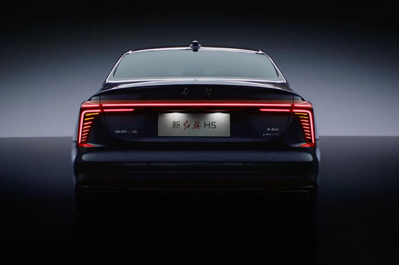 Обновлённый седан Hongqi H5 поступил в продажу, компанию ему составил улучшенный минивэн HQ9