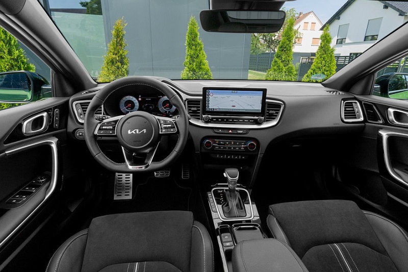 Паркетник Kia XCeed продолжит карьеру с новым стилем: официальные фото