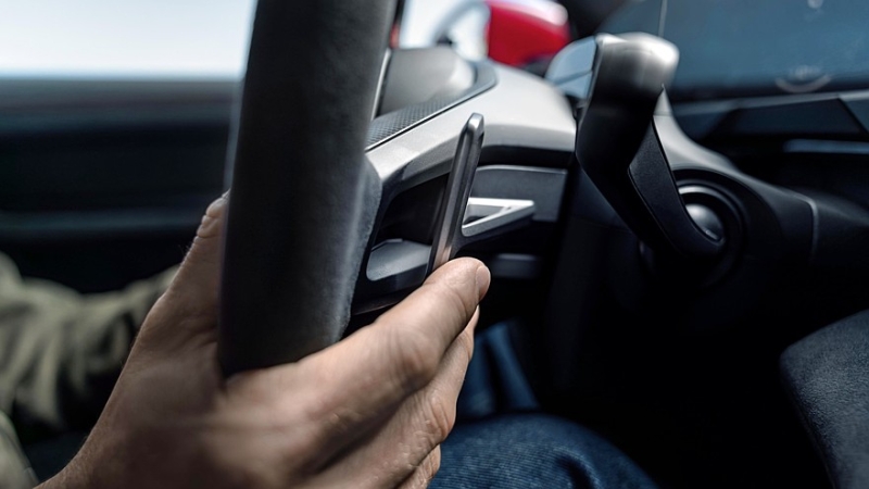 Для Porsche Taycan теперь доступны фальшивая коробка передач и нарисованный тахометр