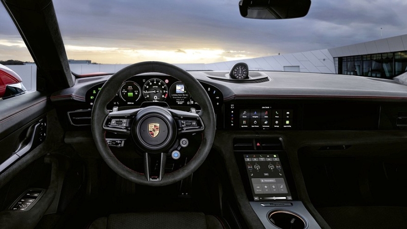 Для Porsche Taycan теперь доступны фальшивая коробка передач и нарисованный тахометр
