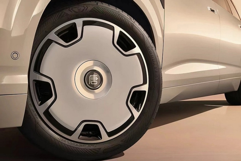 Флагманский кроссовер BYD Datang: богатое оснащение, полный привод и привлекательные цены