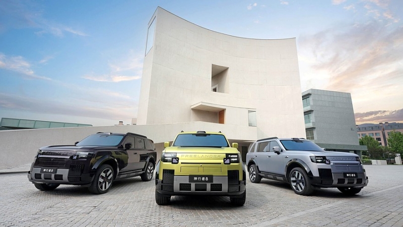 Большой кроссовер Freelander 8 от Land Rover и Chery: салон и подробности