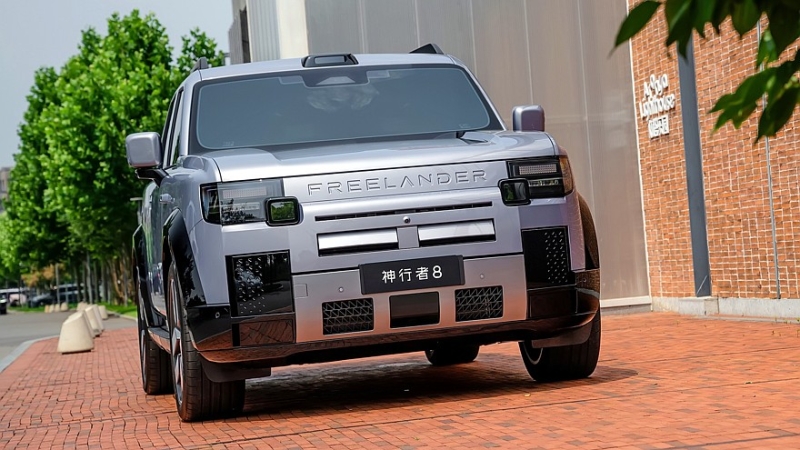 Большой кроссовер Freelander 8 от Land Rover и Chery: салон и подробности