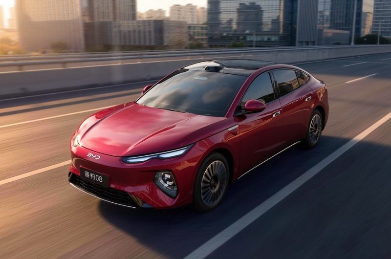 Флагманский седан BYD Seal 08 предложен с несколькими вариантами техники, есть полный привод