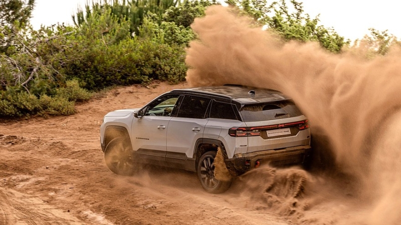 Jeep пытается всех убедить, что электрический Compass 4xe &mdash; настоящий внедорожник