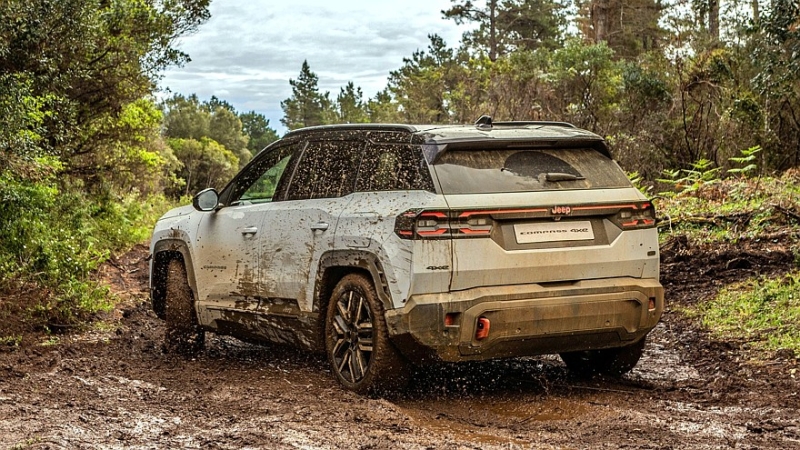 Jeep пытается всех убедить, что электрический Compass 4xe &mdash; настоящий внедорожник
