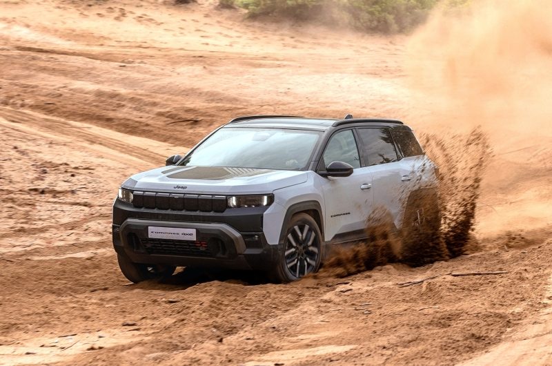Jeep пытается всех убедить, что электрический Compass 4xe — настоящий внедорожник