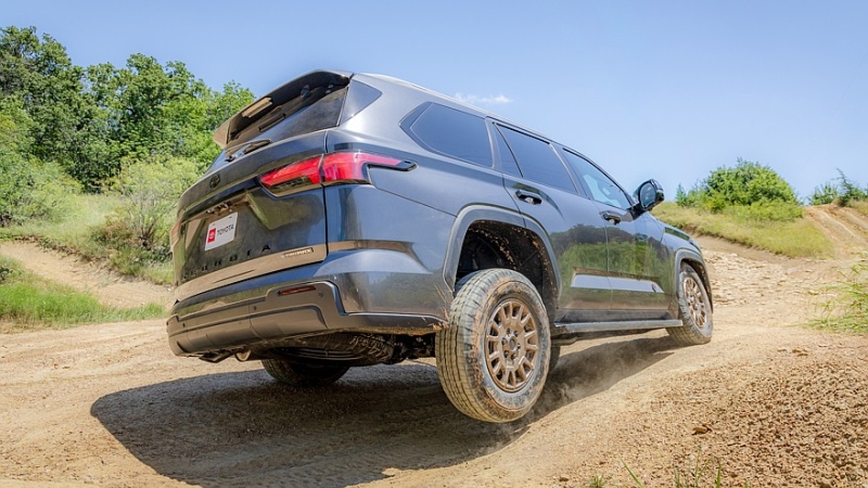 Полноразмерный внедорожник Toyota Sequoia получил обновки вслед за родственным пикапом