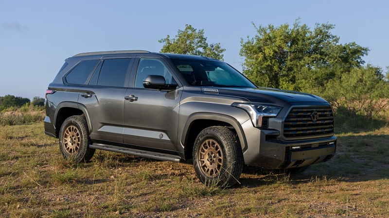 Полноразмерный внедорожник Toyota Sequoia получил обновки вслед за родственным пикапом
