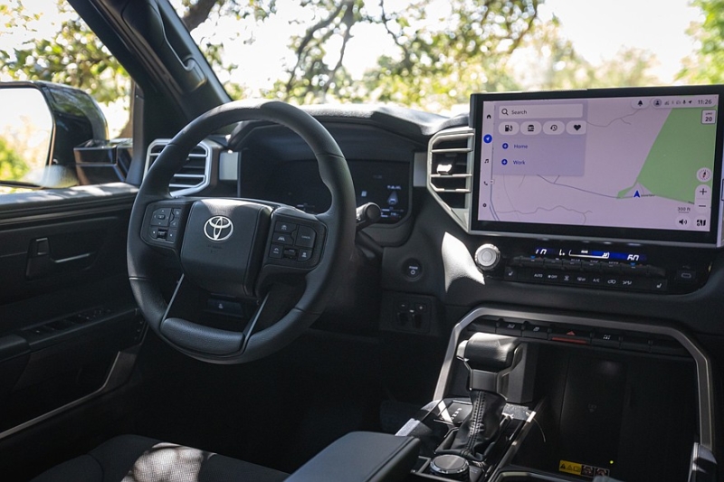 Полноразмерный внедорожник Toyota Sequoia получил обновки вслед за родственным пикапом