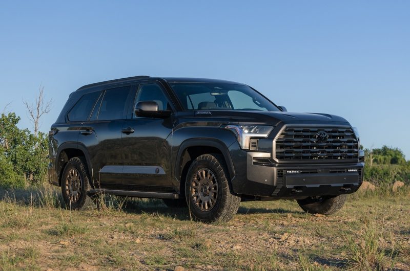 Полноразмерный внедорожник Toyota Sequoia получил обновки вслед за родственным пикапом
